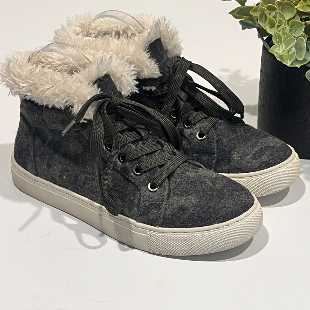 Boutique by Corkys Sneakers Templin High Top Lace-up Blue Green Camo Women's 6
